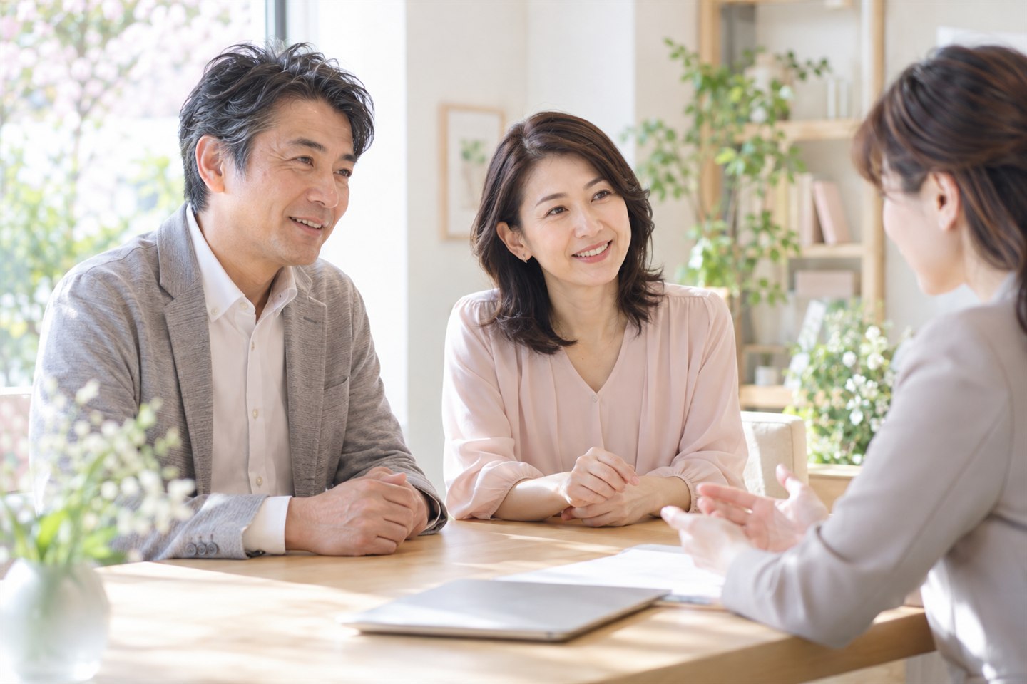 50代前後の男女がこれからの暮らしについて相談するイメージ